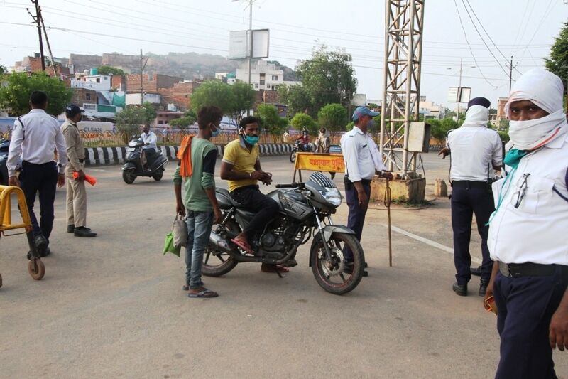 दिखा कोरोना का भय, बाजार से सडक़ तक रहा सन्नाटा, पुलिस ने बनाया मुर्गा दिखा कोरोना का भय, बाजार से सडक़ तक रहा सन्नाटा, पुलिस ने बनाया मुर्गा