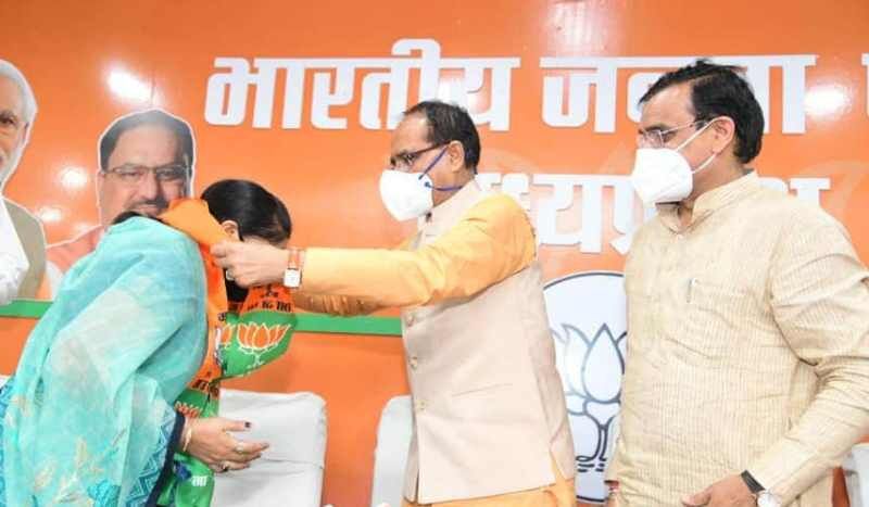 कांग्रेस की पूर्व विधायक सुमित्रा देवी ने ली भाजपा की सदस्यता