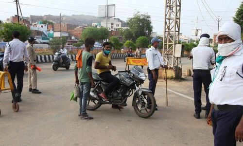 दिखा कोरोना का भय, बाजार से सडक़ तक रहा सन्नाटा, पुलिस ने बनाया मुर्गा दिखा कोरोना का भय, बाजार से सडक़ तक रहा सन्नाटा, पुलिस ने बनाया मुर्गा