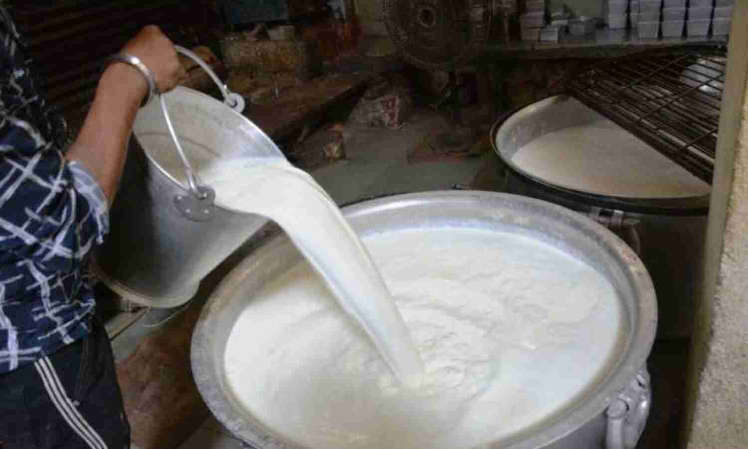 दूध का उत्पादन बढ़ा,फिर भी मिलावटखोर सक्रिय