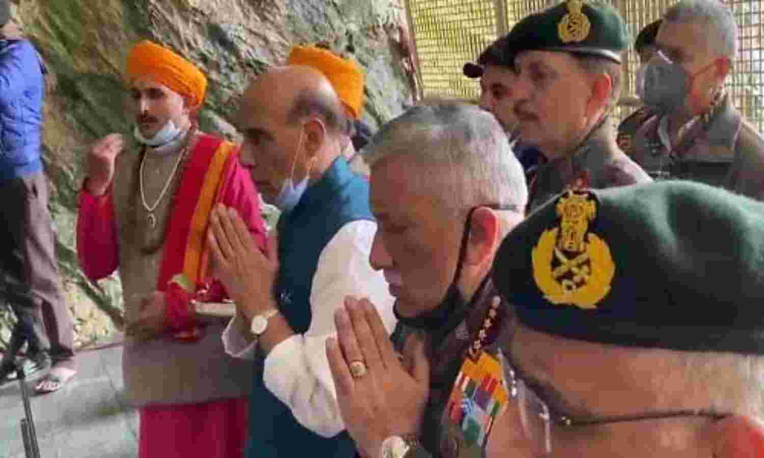 आतंकियों की साजिश के बीच राजनाथ ने किए बाबा बर्फानी के दर्शन आतंकियों की साजिश के बीच राजनाथ ने किए बाबा बर्फानी के दर्शन