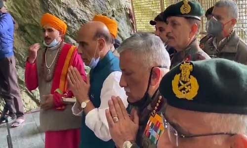 आतंकियों की साजिश के बीच राजनाथ ने किए बाबा बर्फानी के दर्शन