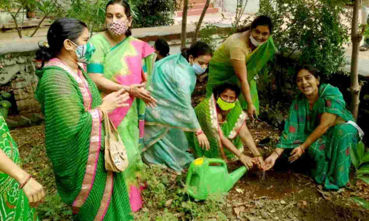 सांसे हो रही कम आओ पेड़ लगाएं