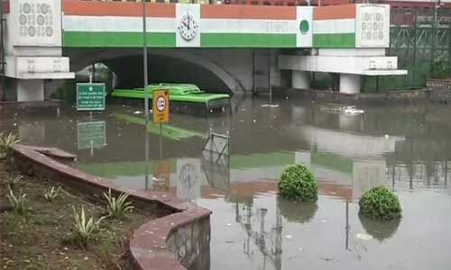 दिल्ली में झमाझम बारिश, मिंटो ब्रिज के नीचे डूबने से ड्राइवर की मौत