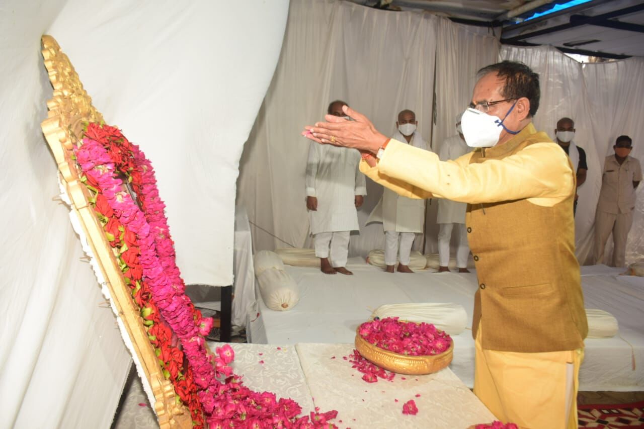 मुख्यमंत्री शिवराज सिंह ने केंद्रीय मंत्री नरेंद्र सिंह के निवास पहुंचकर शोक व्यक्त किया