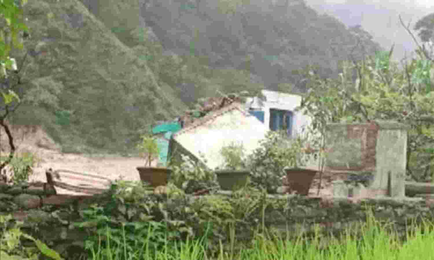 हादसा : उत्तराखंड के पिथौरागढ़ में बादल फटने से 3 लोगों की मौत, 8 लापता