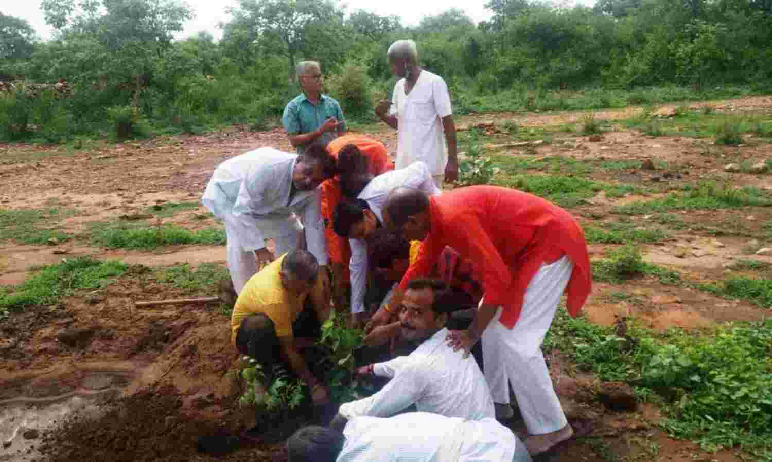 शिक्षा संस्कृति एवं उत्थान न्यास कि ग्वालियर इकाई ने पौधा रोपण किया