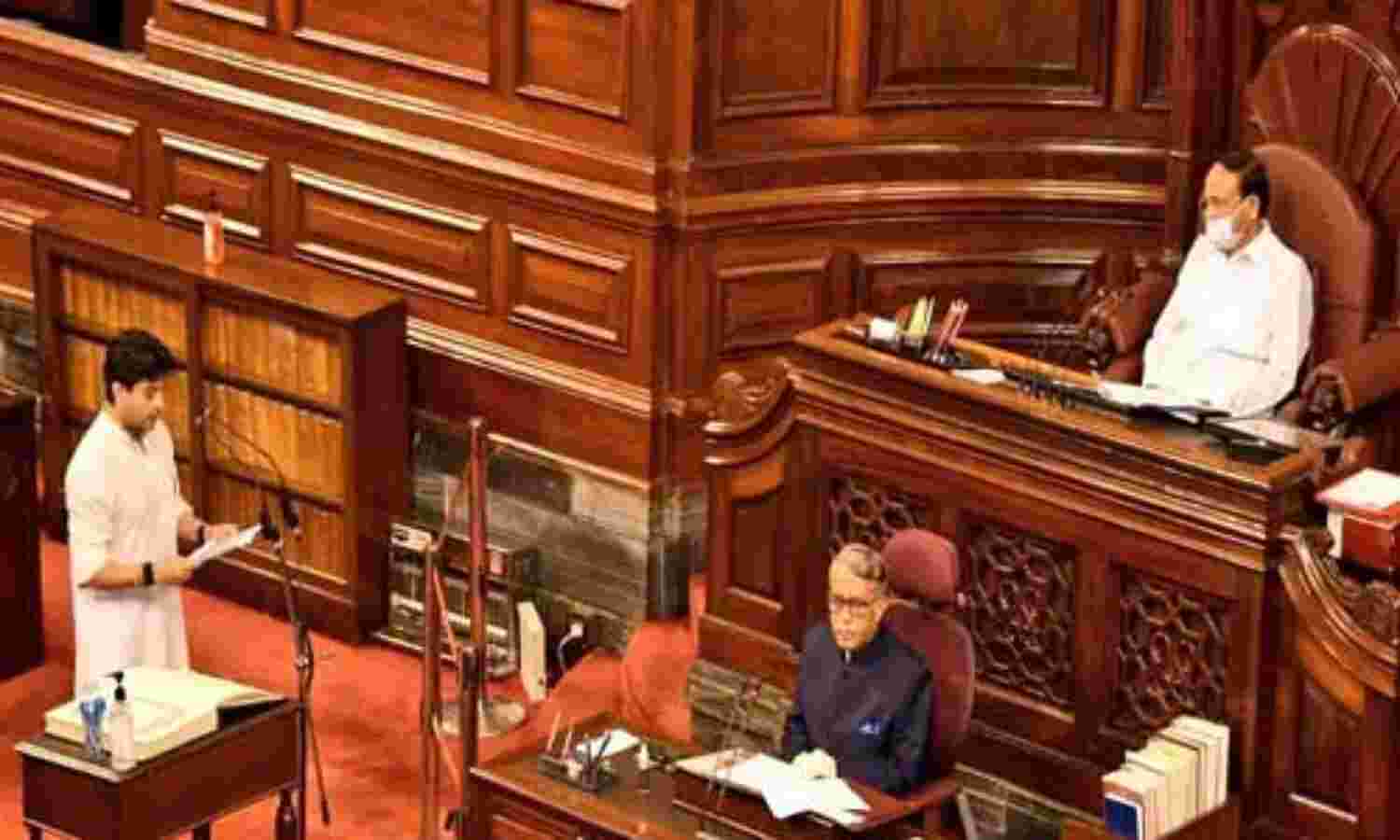 वेंकैया ने राज्यसभा के नवनिर्वाचित 45 सदस्यों को दिलाई शपथ