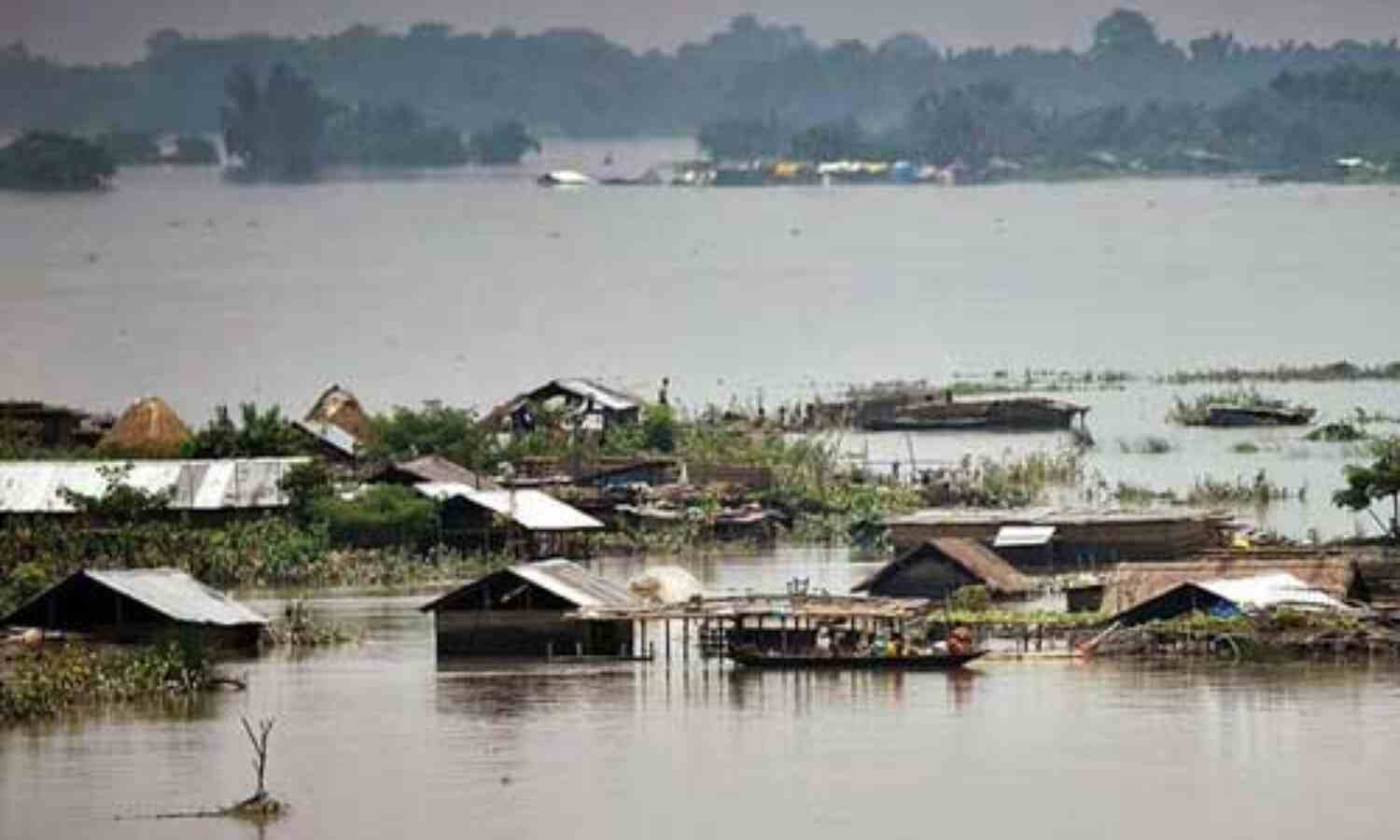 नॉर्थ बिहार में बाढ़ ने लिया विकराल रूप, लाखों लोग हुए बेघर, डूबने से आठ की मौत