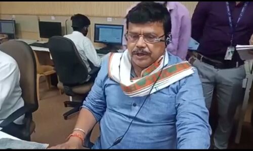 ऊर्जा मंत्री श्री तोमर ने कॉल सेन्टर में सुनी बिजली उपभोक्ताओं की समस्याएँ