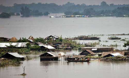 नॉर्थ बिहार में बाढ़ ने लिया विकराल रूप, लाखों लोग हुए बेघर, डूबने से आठ की मौत