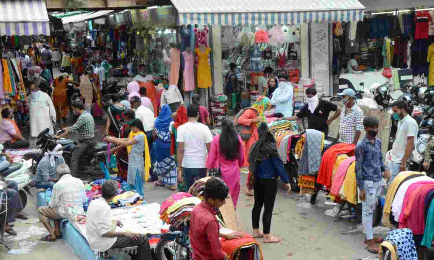 खुलते ही चल पड़ा बाजार, लोग भूले मास्क लगाना