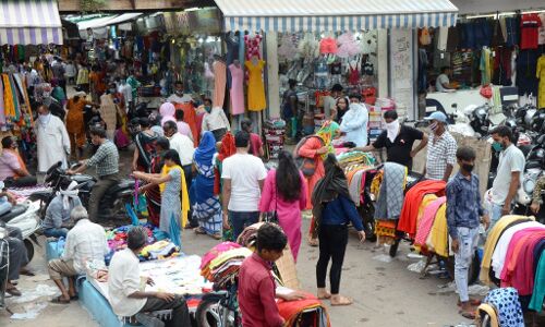 खुलते ही चल पड़ा बाजार, लोग भूले मास्क लगाना