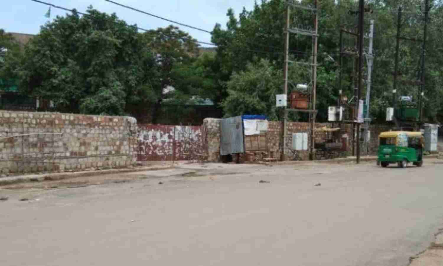 90 हजार वर्गफीट में दीवार निर्माण का आदेश देने का कारनामा