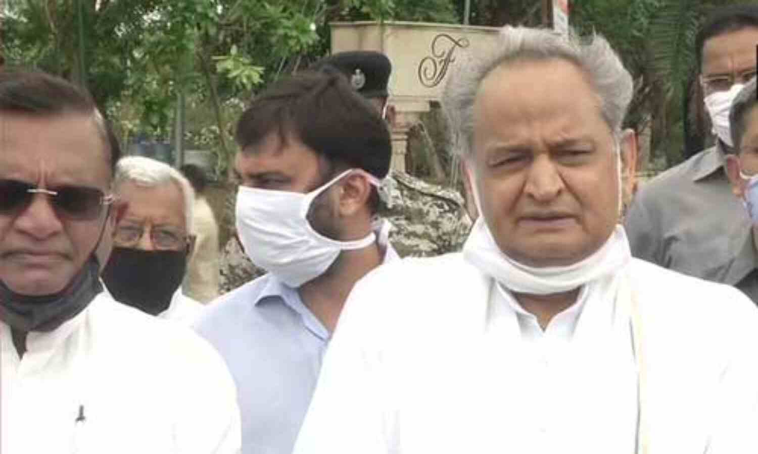 राज्यपाल को बहुमत दिखाने के लिए निकले मुख्यमंत्री गहलोत