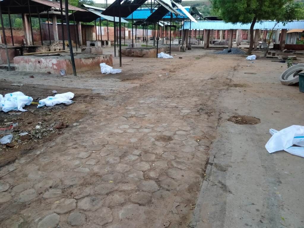 संक्रमितों के अंतिम संस्कार के बाद खुले में फेंके पीपीई किट