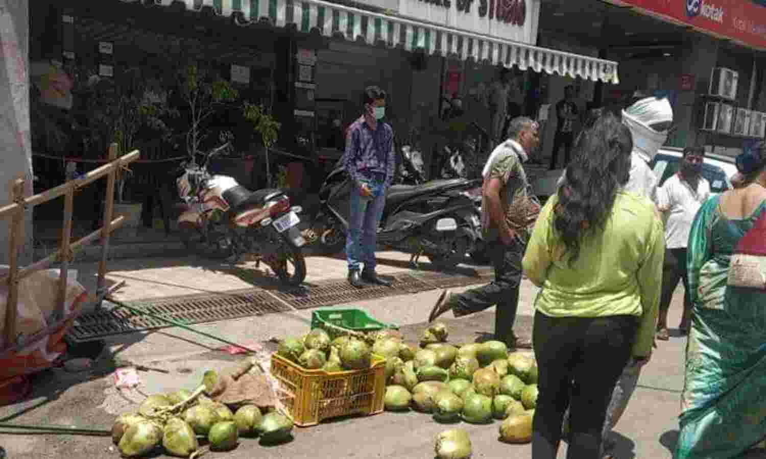 नगर निगम की ज्यादती, नारियल पानी वाले का ठेला पलटा