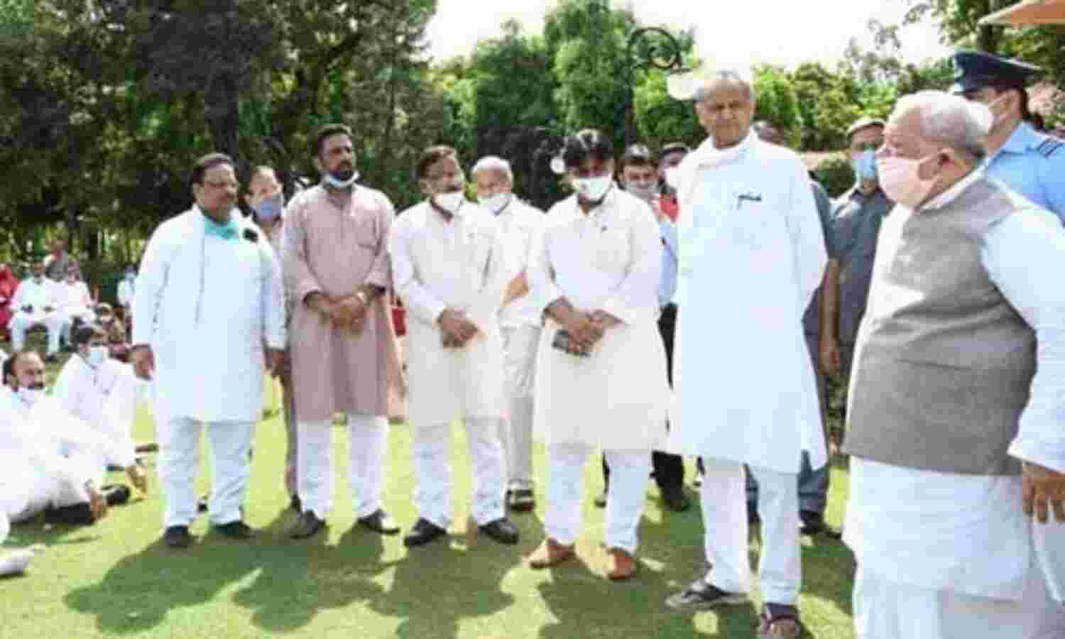 राजस्थान सियासी ड्रामा : जिद पर गहलोत खेमा, राजभवन में डटे विधायक, लगने लगे टेंट