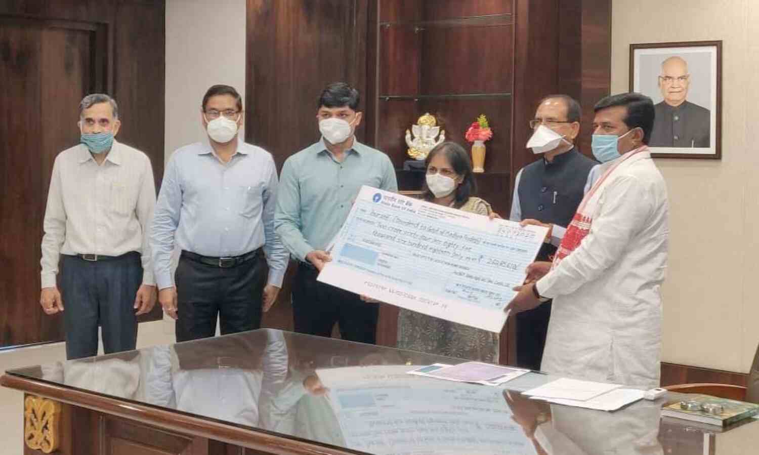 मुख्यमंत्री को एग्रो निगम का लाभांश चेक भेंट