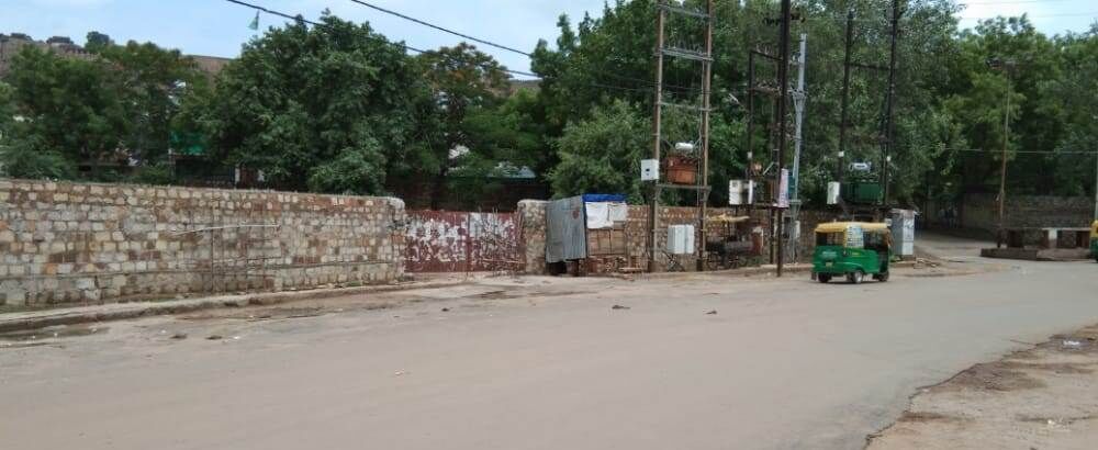 90 हजार वर्गफीट में दीवार निर्माण का आदेश देने का कारनामा