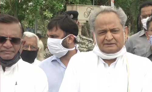 राज्यपाल को बहुमत दिखाने के लिए निकले मुख्यमंत्री गहलोत