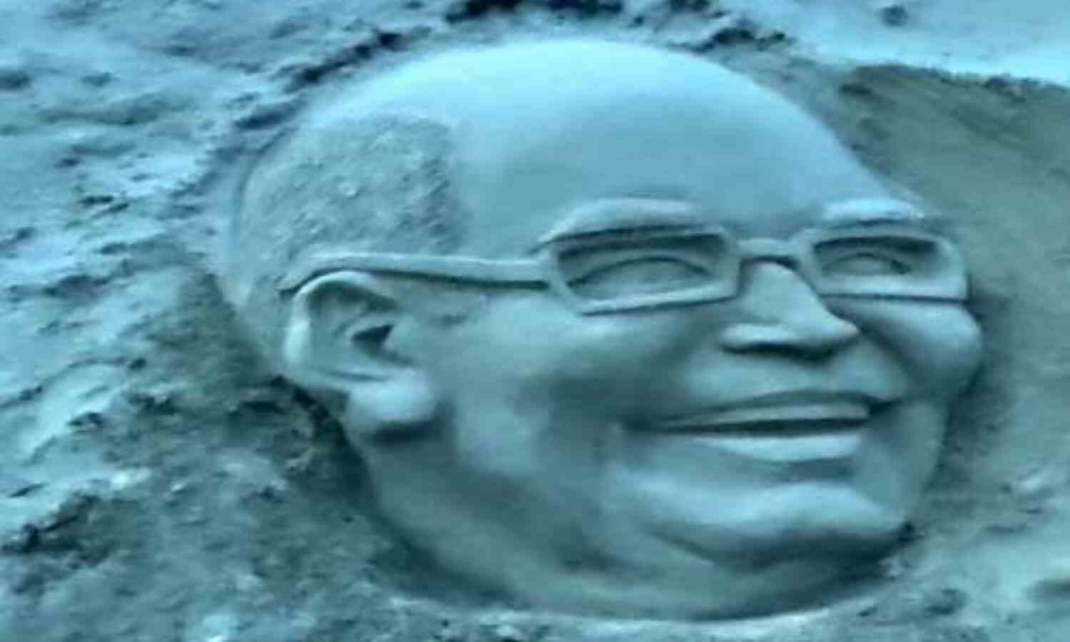 राष्ट्रपति के रूप में तीन वर्ष पूरे करने पर रेत पर उकेरी रामनाथ कोविंद की आकृति