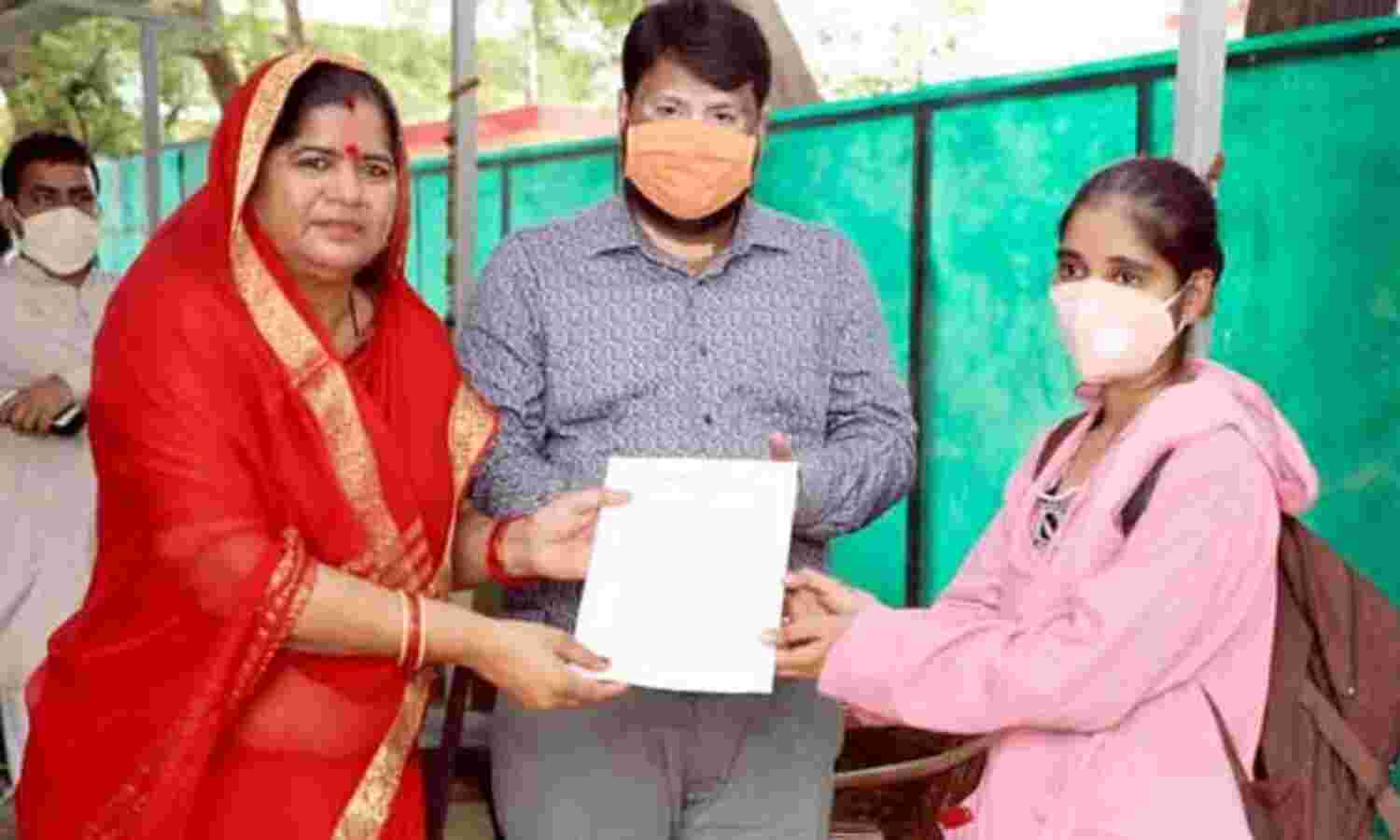 मंत्री इमरती देवी ने  कोरोना वॉरियर की बेटी प्रीति को दी अनुकंपा नियुक्ति