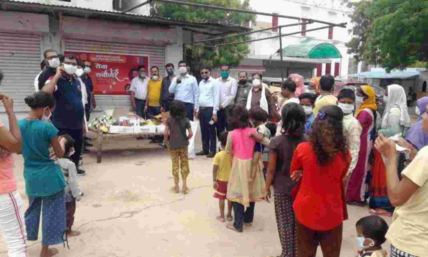 रोटरी क्लब ने सामान वितरण किया