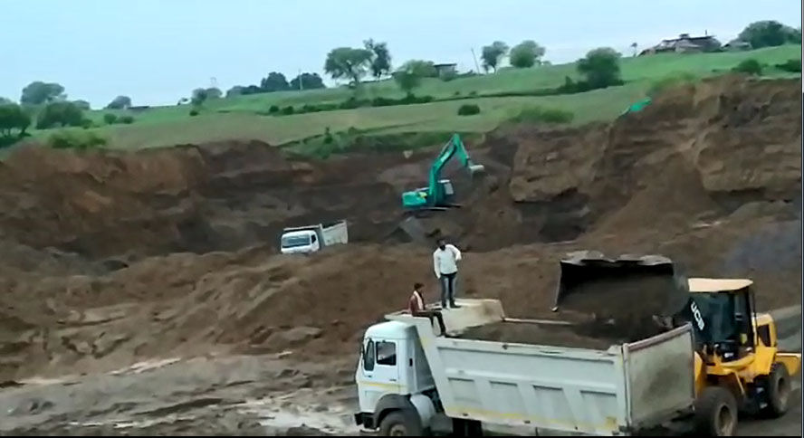 नर्मदा के अवैध घाटों से खुलेआम रेत खनन जारी