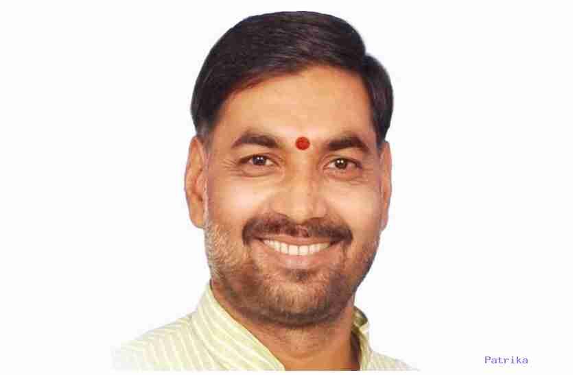 नर्मदा के अवैध घाटों से खुलेआम रेत खनन जारी