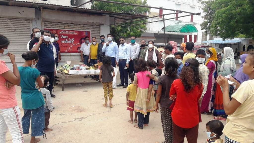 रोटरी क्लब ने सामान वितरण किया