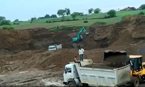 नर्मदा के अवैध घाटों से खुलेआम रेत खनन जारी