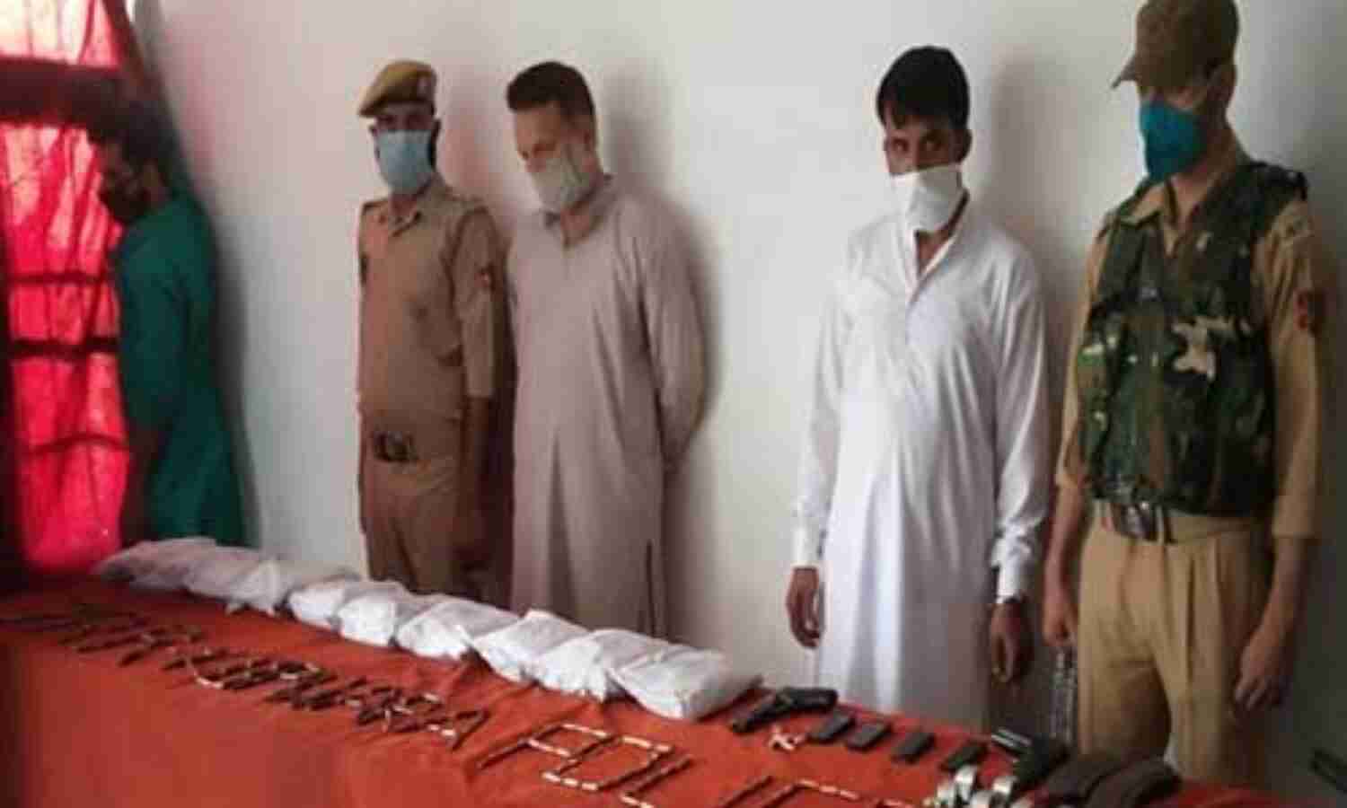 शोपियां में आतंकी ठिकाने का भंडाफोड़, हथियार, गोला-बारूद जब्त