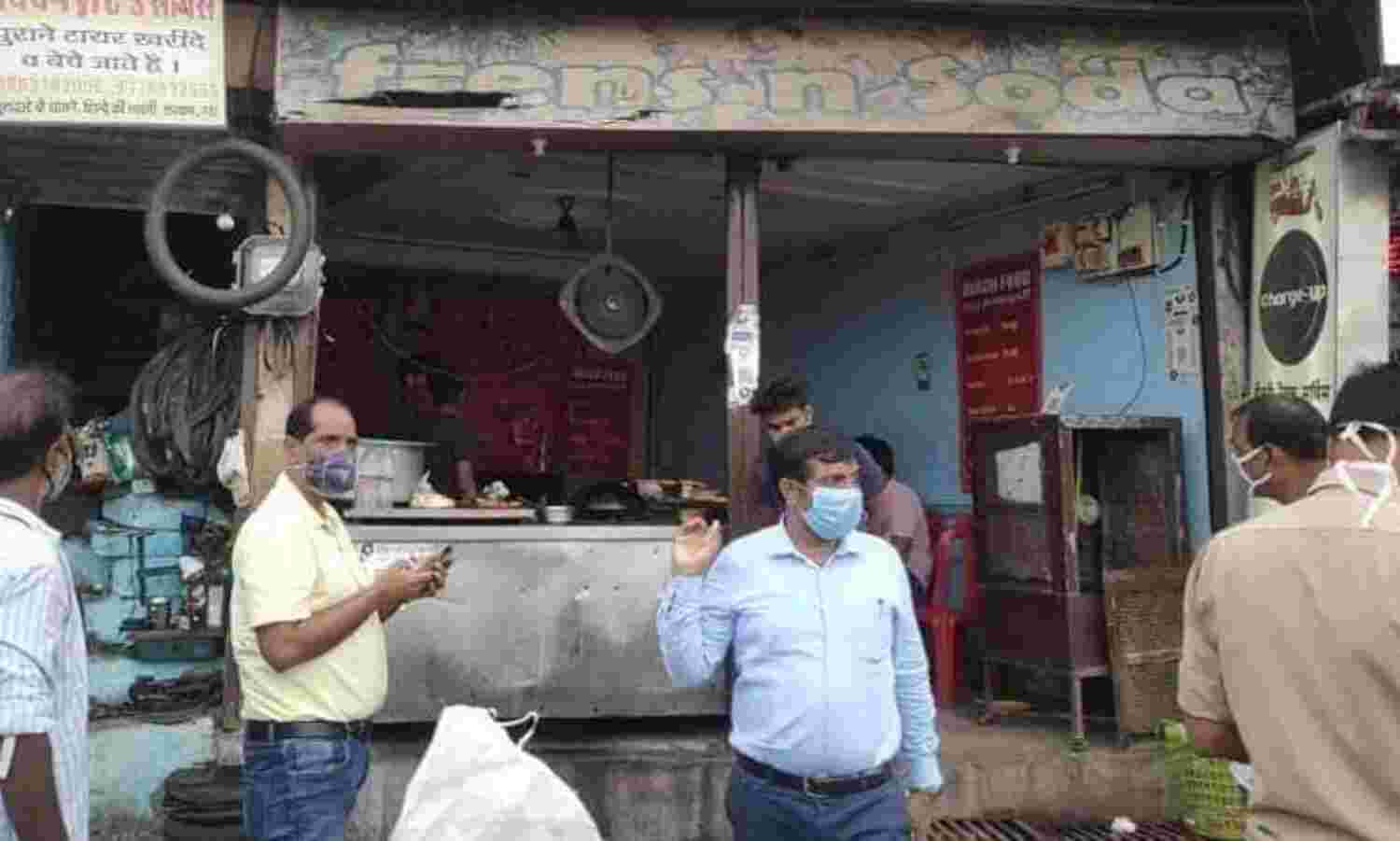 कोरोना संक्रमण रोकने के लिये सोशल डिस्टेंसिंग एवं मास्क पहनना जरूरी : कलेक्टर