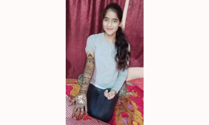 मेहंदी लगाकर जीती प्रतियोगिता