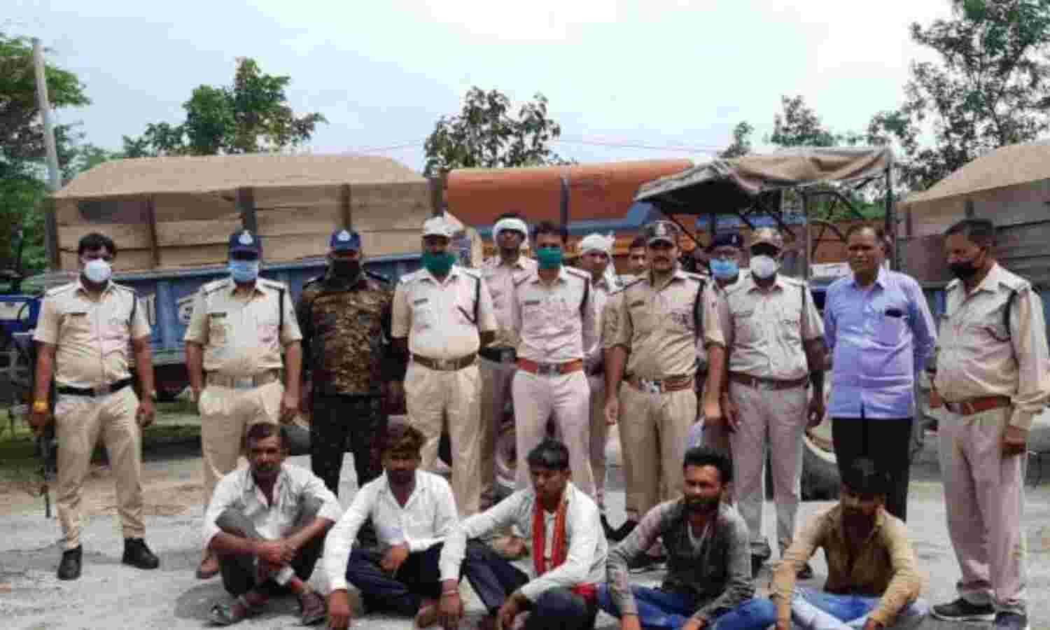 रेत माफिया के खिलाफ पुलिस ने चलाया अभियान, 10 ट्रैक्टर-ट्राली पकड़े रेत माफिया के खिलाफ पुलिस ने चलाया अभियान, 10 ट्रैक्टर-ट्राली पकड़े