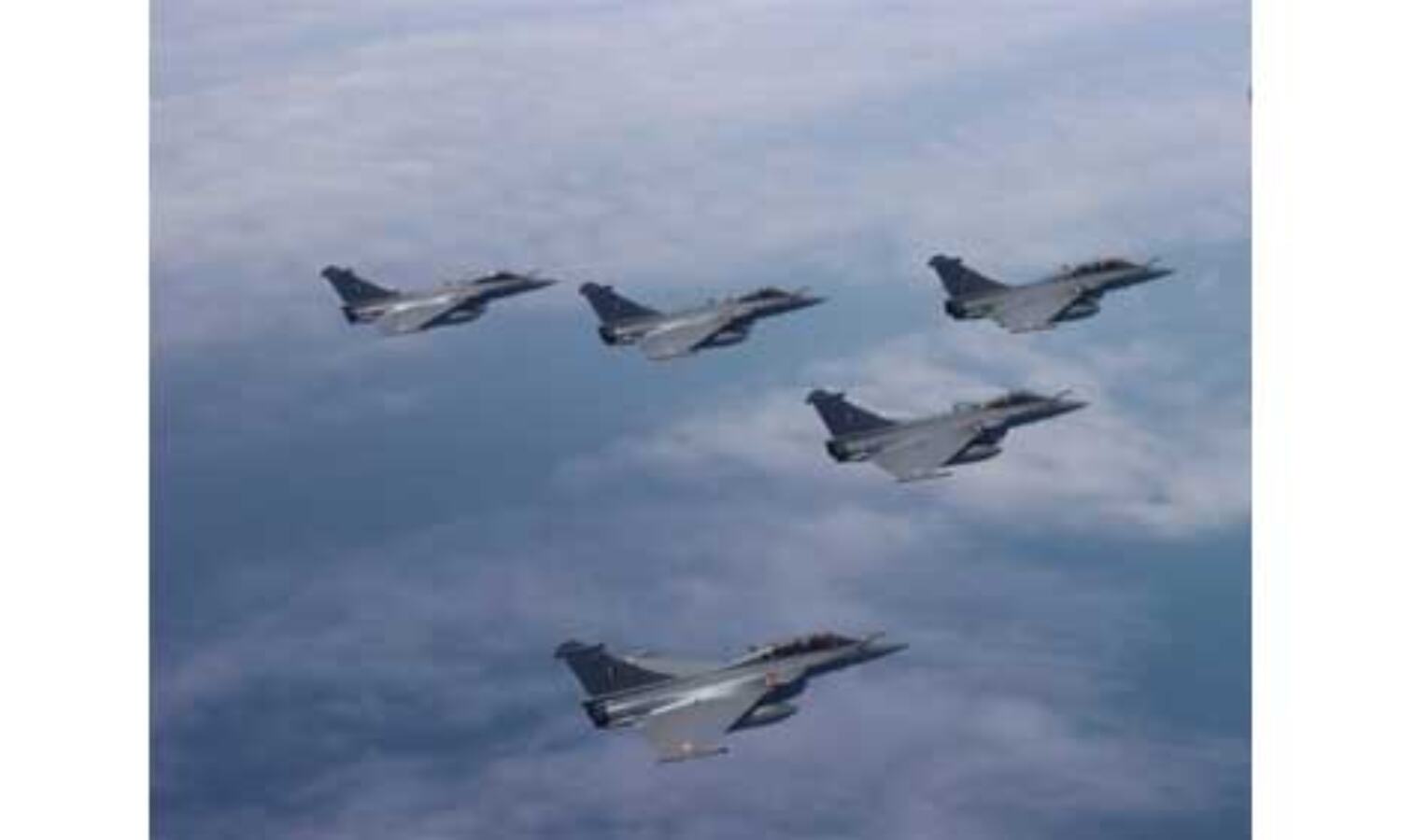 अंबाला एयरबेस की परिक्रमा कर लैंड हुए राफेल, दिखा भव्य दृश्य