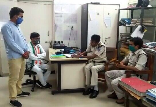 पूर्व मंत्री के सामने भिड़े कांग्रेसी पूर्व मंत्री के सामने भिड़े कांग्रेसी