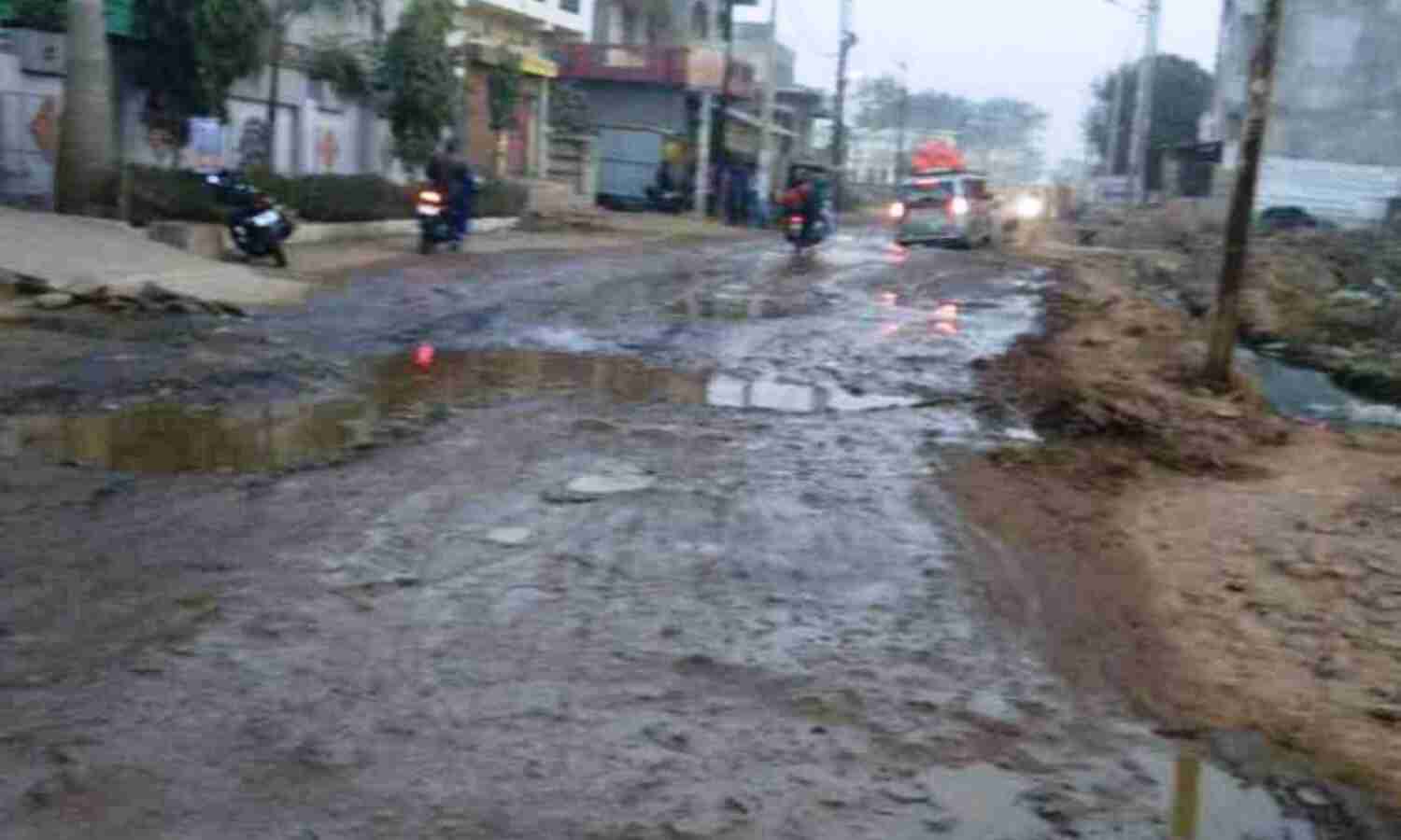 बारिश में भी खोद डाले गड्ढे, ठेकेदारों की मनमानी के आगे झुका निगम