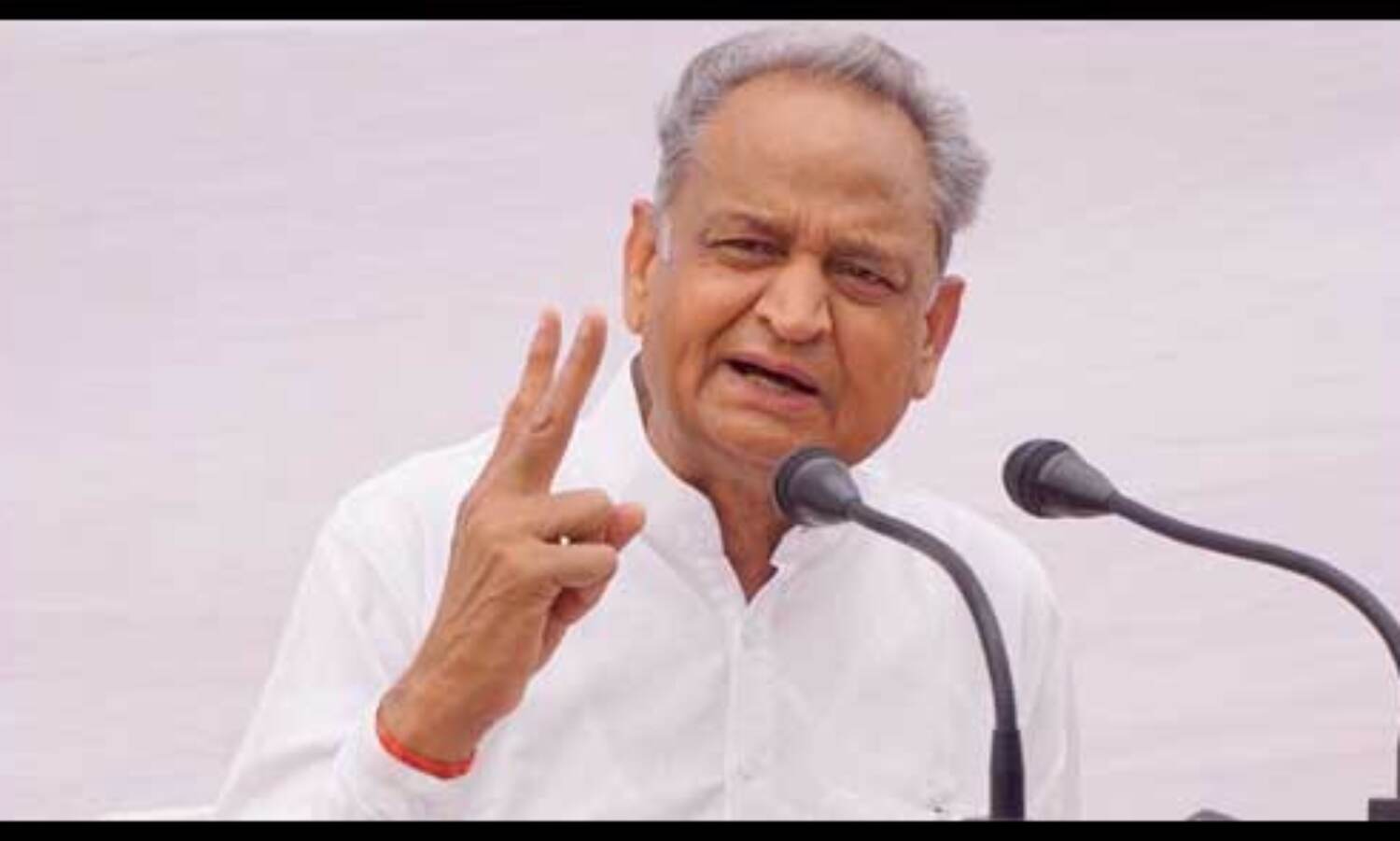 राजस्थान सरकार का अधिकारियों को नया आदेश, सांसद-विधायकों को खड़े होकर दें सम्मान