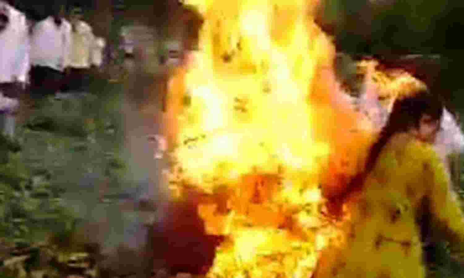 देवास में अतिक्रमण हटाने गई टीम पर पथराव, महिला ने आग लगाई