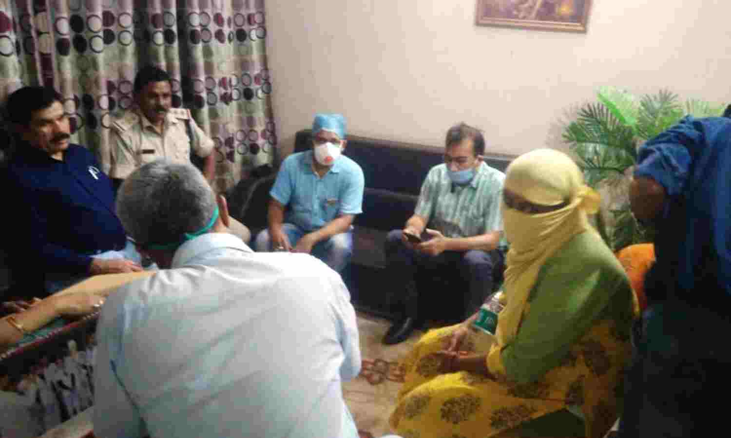 गर्भपात की शिकायत पर महिला चिकित्सक के घर छापा, नहीं मिले ठोस सबूत गर्भपात की शिकायत पर महिला चिकित्सक के घर छापा, नहीं मिले ठोस सबूत