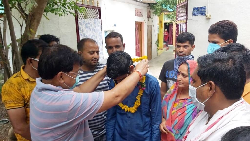 मेधावी छात्र अमन का ऊर्जा मंत्री ने किया सम्मान