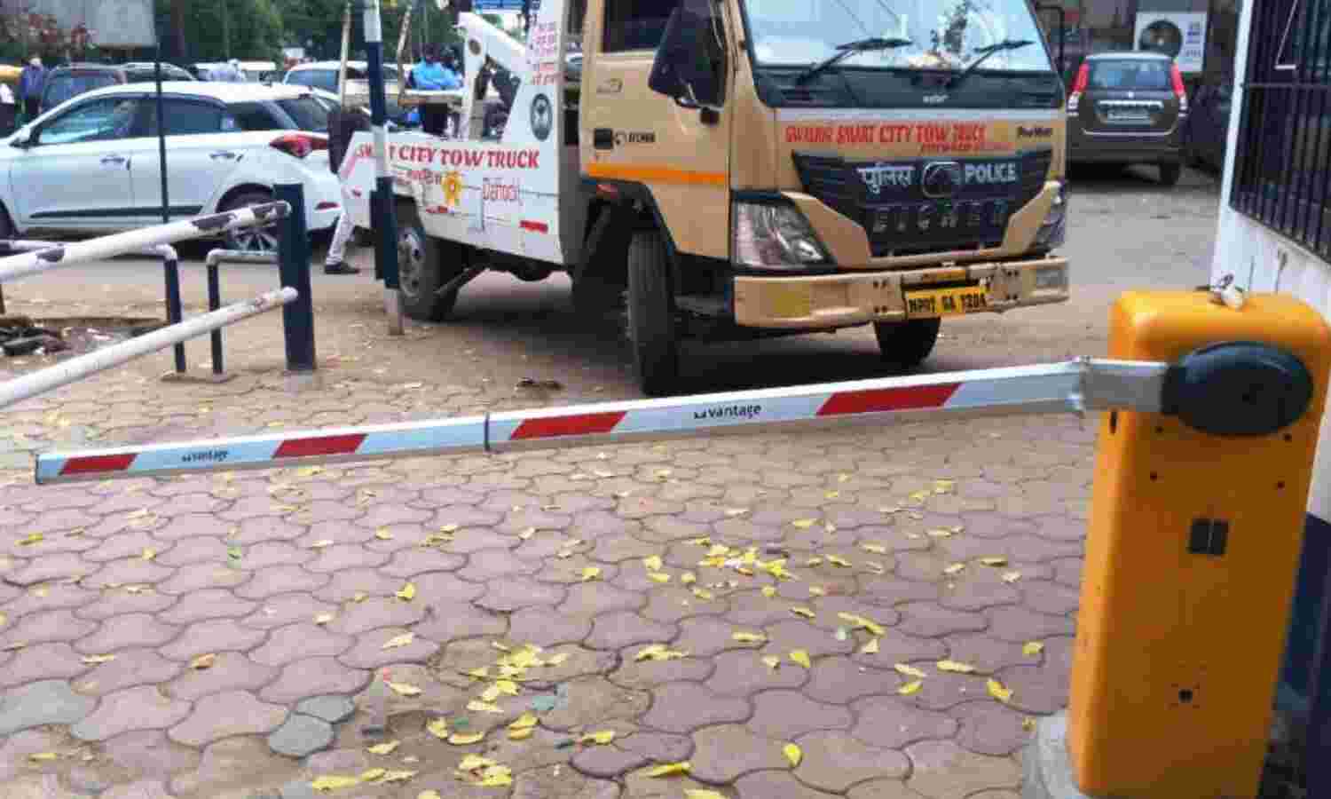 नो पार्किंग से वाहन उठाने पर स्मार्ट पार्किंग के कर्मचारियों से वाहन चालक ने की मारपीट