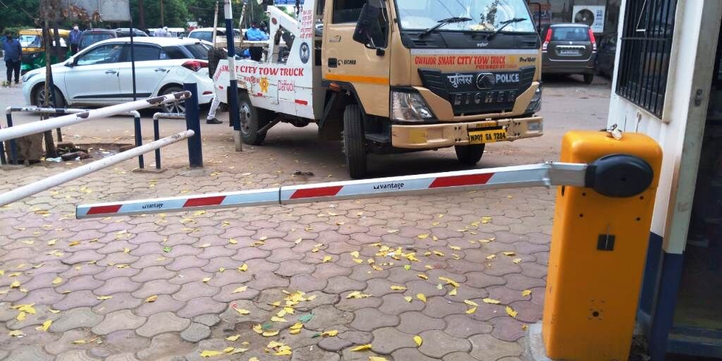 नो पार्किंग से वाहन उठाने पर स्मार्ट पार्किंग के कर्मचारियों से वाहन चालक ने की मारपीट