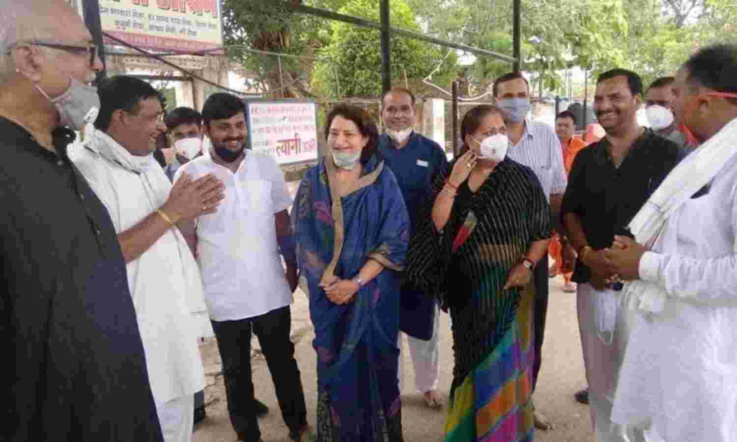 राजस्थान की पूर्व सीएम पहुंची शनिश्चरा, किये दर्शन