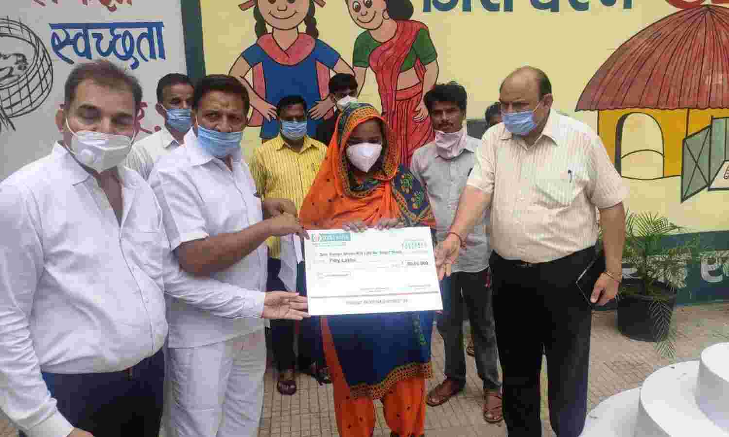 कोरोना योद्धा के परिजनों को पचास लाख की सहायता, मिली अनुकंपा नियुक्ति