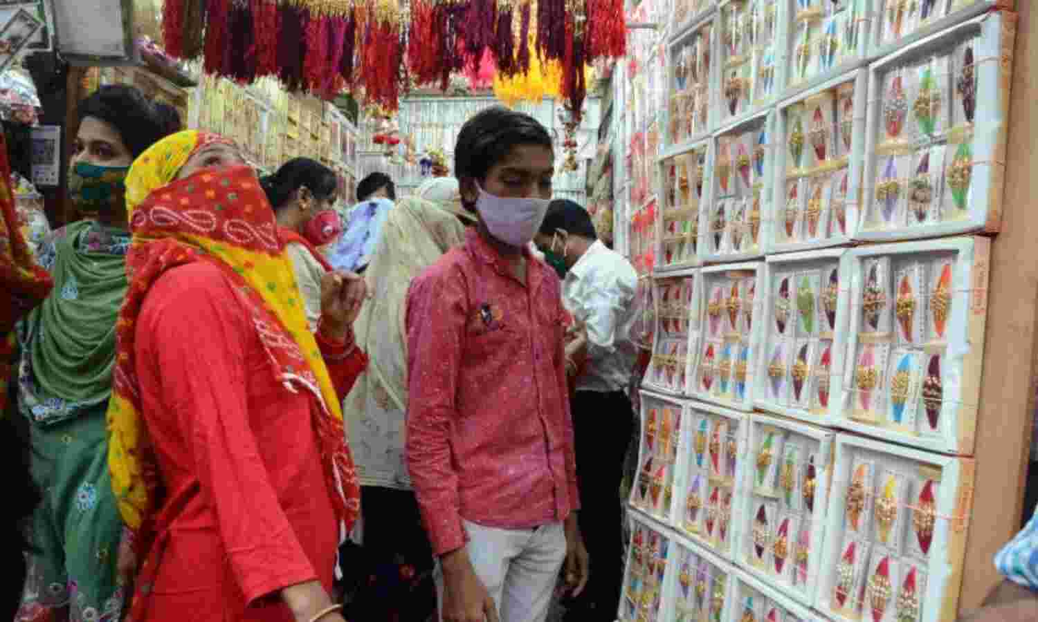 राखी, मिठाई और किराना की खुली दुकानें, बाजारों में घट गई भीड़