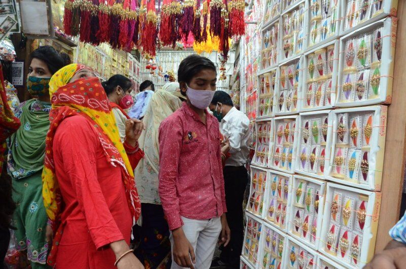 राखी, मिठाई और किराना की खुली दुकानें, बाजारों में घट गई भीड़