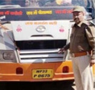 तीन महीने लड़ी कोरोना से जंग, प्लाज्मा थैरेपी कराई, स्वस्थ होकर नौकरी पर लौटे तीन महीने लड़ी कोरोना से जंग, प्लाज्मा थैरेपी कराई, स्वस्थ होकर नौकरी पर लौटे